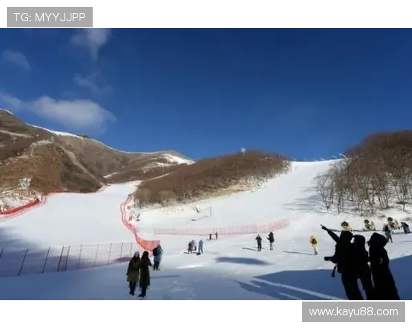 北京冬奥会点燃民众热情 大批雪友涌向新疆滑雪 北京冬奥会点燃民众热情 大批雪友涌向新疆滑雪